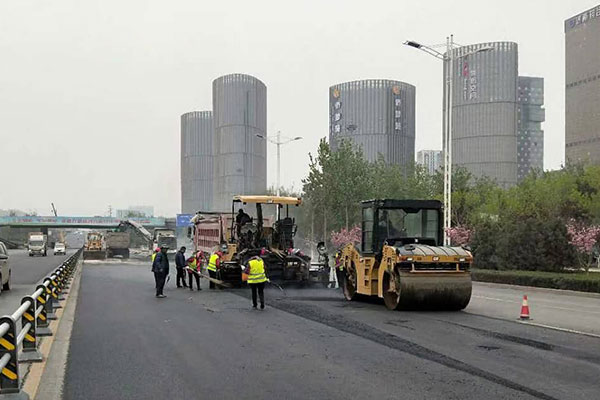 高速公路路面施工為什么多數(shù)使用瀝青材料？